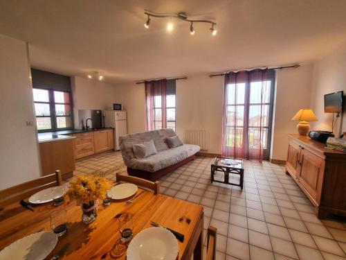 Gîte familial au cœur de la Côte Roannaise - Animaux admis (Gite familial au cœur de la Cote Roannaise - Animaux admis) in Saint-Andre-d'Apchon (Rhone-Alpes)