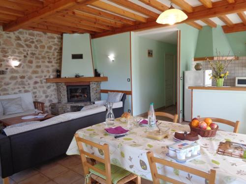 Gîte convivial avec jardin, cheminée et animaux acceptés près de Roanne - FR-1-496-93 (Gite convivial avec jardin, cheminee et animaux acceptes pres de Roanne - FR-1-496-93) in La Tuilière (Rhône-Alpes)