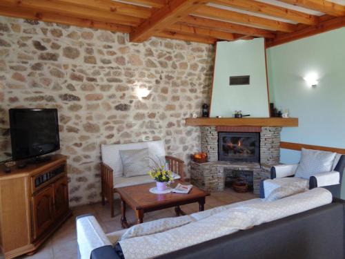 Gîte convivial avec jardin, cheminée et animaux acceptés près de Roanne - FR-1-496-93 (Gite convivial avec jardin, cheminee et animaux acceptes pres de Roanne - FR-1-496-93) in La Tuilière (Rhône-Alpes)
