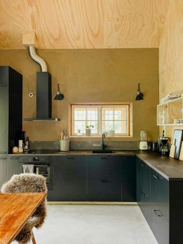 숙소 외관, Designed House With Recycled Details In Österlen (Designed House With Recycled Details In Osterlen) in 스토라 헤레스타드