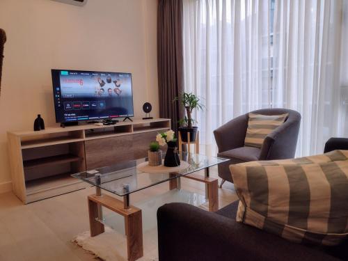 Royal Park Apartment with garage, amenities