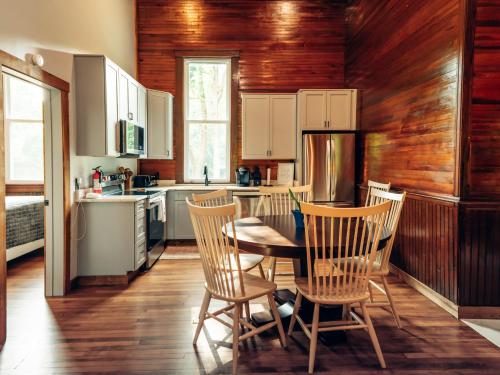 Corton Lodge on the Elk River - Riverview Suite in Elkview (WV)