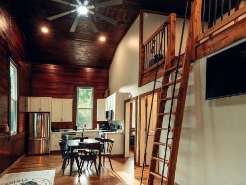 Corton Lodge on the Elk River - Riverview Suite in Elkview (WV)