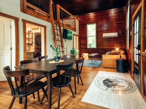 Corton Lodge on the Elk River - Riverview Suite in Elkview (WV)