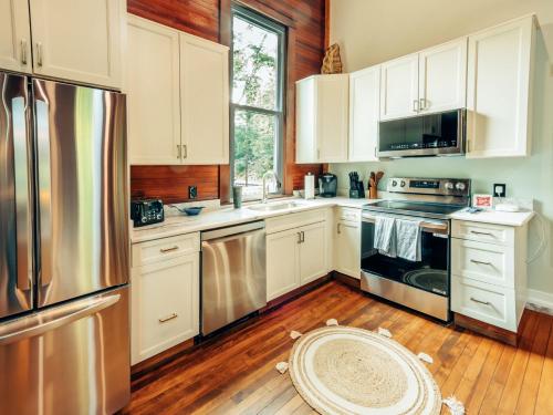 Corton Lodge on the Elk River - Riverview Suite in Elkview (WV)