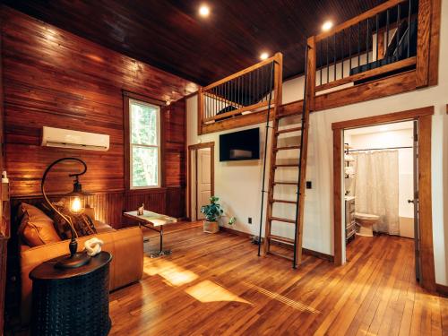 Corton Lodge on the Elk River - Riverview Suite in Elkview (WV)