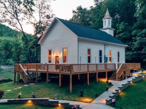 Corton Lodge on the Elk River - Riverview Suite in Elkview (WV)