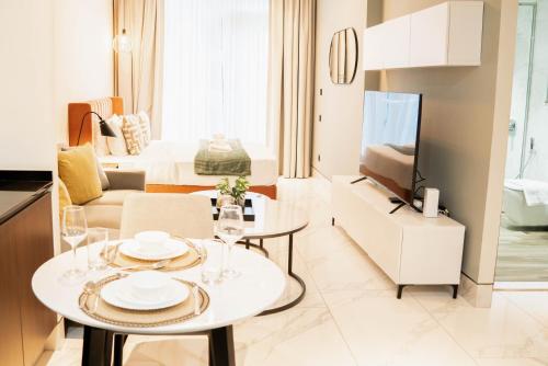 Chic Business Bay Retreat l Pool, Luxury Amenities, Dubaj (fotografie 6)