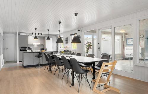 cuina, Cozy Home In Glesborg With Sauna in Glesborg