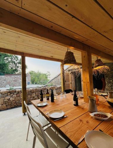 Stone House By Lake Salagou gîte à louer Celles