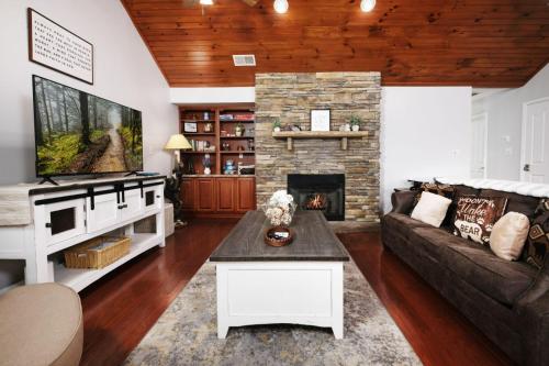 Sweet Pea Cottage Updated furnishings arcade game HOA Community Outdoor Pool in Pigeon Forge, USA