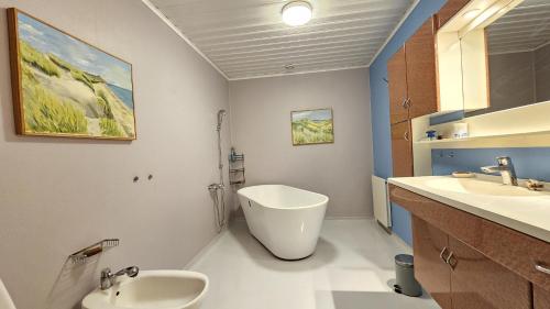 Apartment in Stocken, with sauna, 250 m from the sea in Gullholmen
