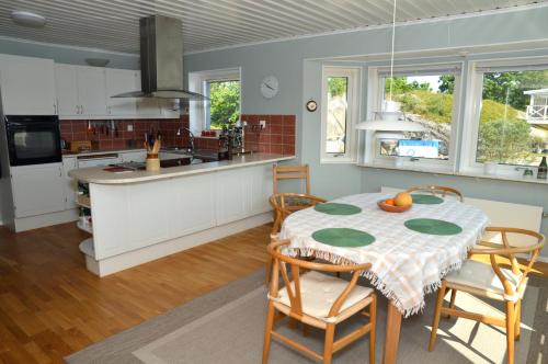 Apartment in Stocken, with sauna, 250 m from the sea in Gullholmen