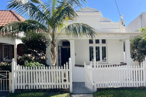 Marvelous Manly Home moments from the Beach - NEW - image 2