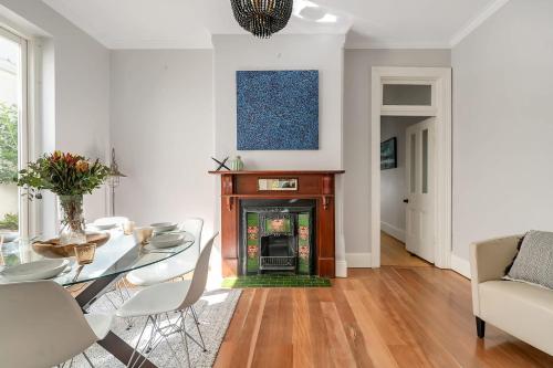 Marvelous Manly Home moments from the Beach - NEW - image 4