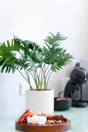 Marvelous Manly Home moments from the Beach - NEW - image 2