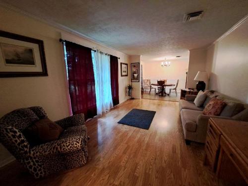 Pet-Friendly 3-Bedroom Ranch with Backyard, Fireplace & Near Nashville, Mount Juliet