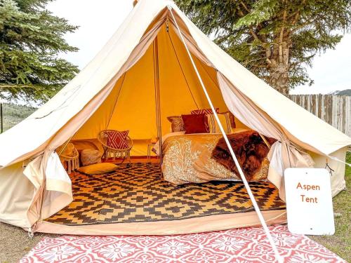 Boho Bell Tent Glamping in Swan Valley, Idaho near Jackson Hole in Svanvalija (ID)
