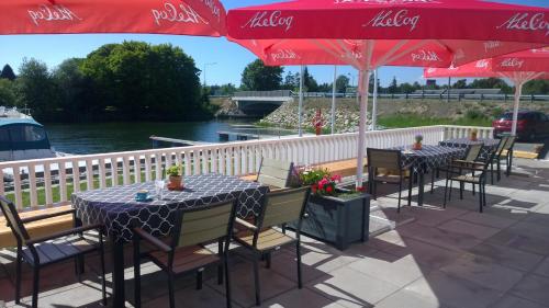 Restaurant, Ninnujarve Private Holiday Home in Mandjala