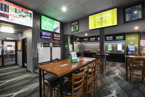 حانة/استراحة, Nightcap at Fairfield in Western Sydney