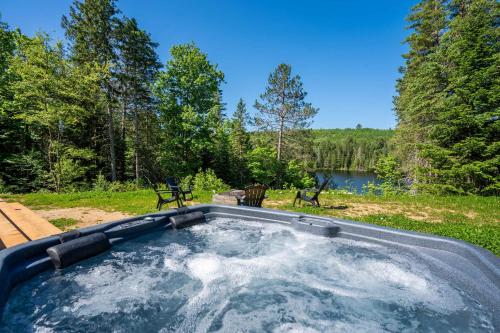 Spa pool Private Lake - Chalet Hello in Saint-Alphonse-Rodriguez (QC)