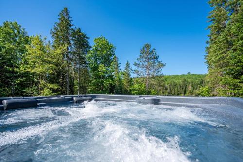 Spa pool Private Lake - Chalet Hello in Saint-Alphonse-Rodriguez (QC)