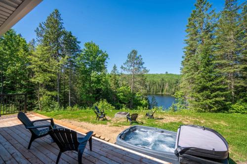 Spa pool Private Lake - Chalet Hello in Saint-Alphonse-Rodriguez (QC)