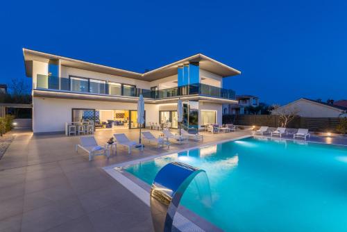 Villa Sara for 10 people near Novigrad with sea view and salt- water pool – khách sạn tại Kovaci