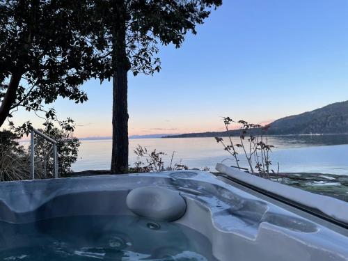 Pezsgőfürdő, Cokely Cove Guesthouse - Oceanside Villa in Denman Island