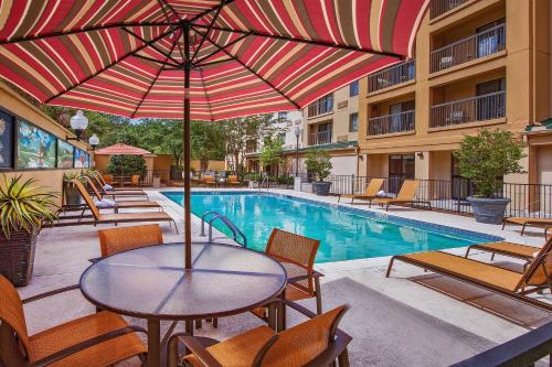 สระว่ายน้ำ, Courtyard by Marriott North Charleston Airport/Coliseum in ชารล์สตัน (SC)