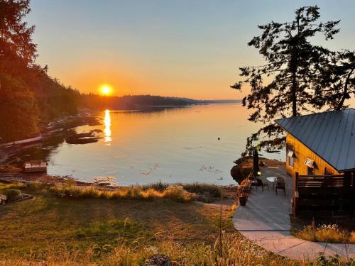 Strand, Cokely Cove Guesthouse - Oceanside Villa in Denman Island
