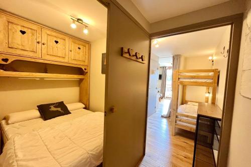 Apartment with balcony in Demi-Quartier, Demi-Quartier (foto 6)