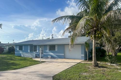 Quiet Venice Retreat with Private Lanai and Pool!