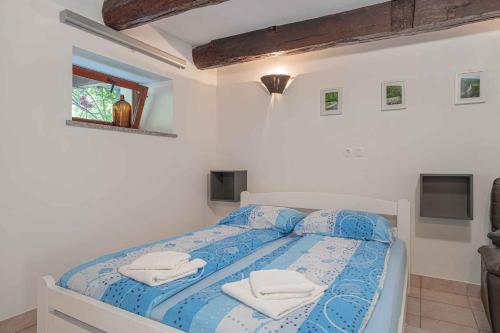 1 queen bed, 1 sofa bed