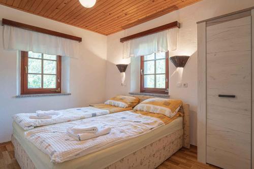 2 bedrooms, 3 beds