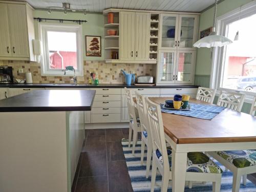 Spacious holiday home near Halleviksstrand, perfect for families in Halleviksstrand