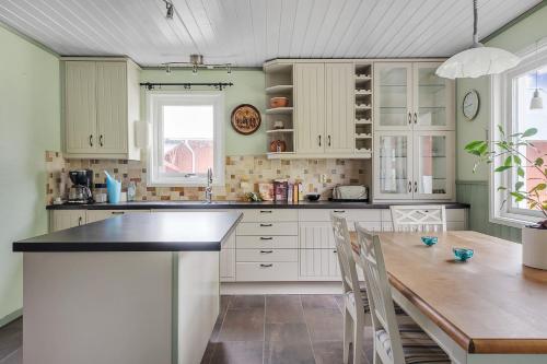 Spacious holiday home near Halleviksstrand, perfect for families in Halleviksstrand