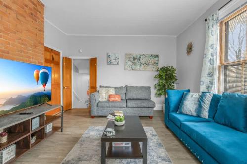 City Charm Walk to Trinity & Hospital with Parking in Egyéb