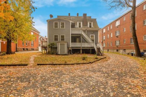 City Charm Walk to Trinity & Hospital with Parking in Egyéb