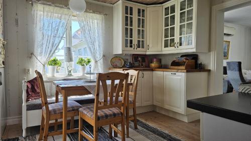 West Coast house 50m from the harbor in Edshultshall in Halleviksstrand