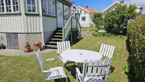 West Coast house 50m from the harbor in Edshultshall in Halleviksstrand