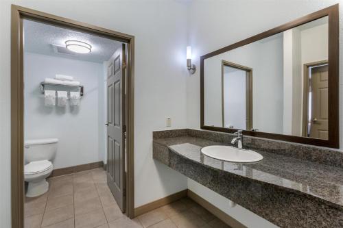 Best Western Plus Gallup Inn & Suites - image 2