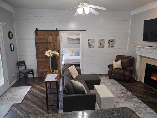 Exquisite Country Guest House with POOL, HOT TUB & HUGE GAZEBO in Seagoville, USA