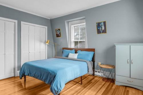 Enchanting 3BR Near Downtown Hartford Cozy & Modern with Parking in Egyéb