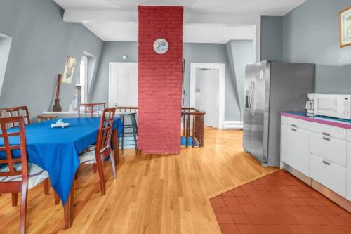 Enchanting 3BR Near Downtown Hartford Cozy & Modern with Parking in Egyéb