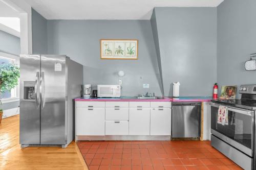 Enchanting 3BR Near Downtown Hartford Cozy & Modern with Parking in Egyéb