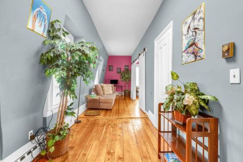 Enchanting 3BR Near Downtown Hartford Cozy & Modern with Parking in Egyéb
