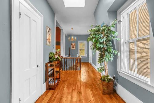 Enchanting 3BR Near Downtown Hartford Cozy & Modern with Parking in Egyéb