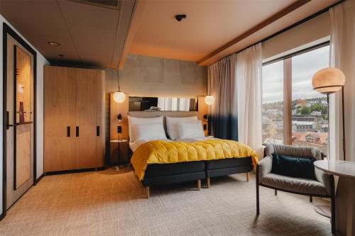 Standard King Room image 2
