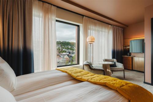 Standard King Room image 3